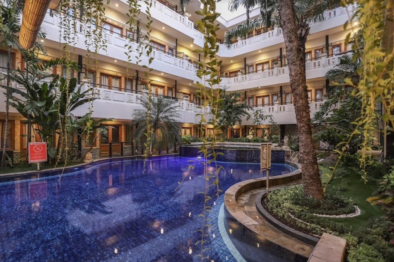 Famous Hotel Kuta Formerly Permata Kuta Hotel Exterior photo
