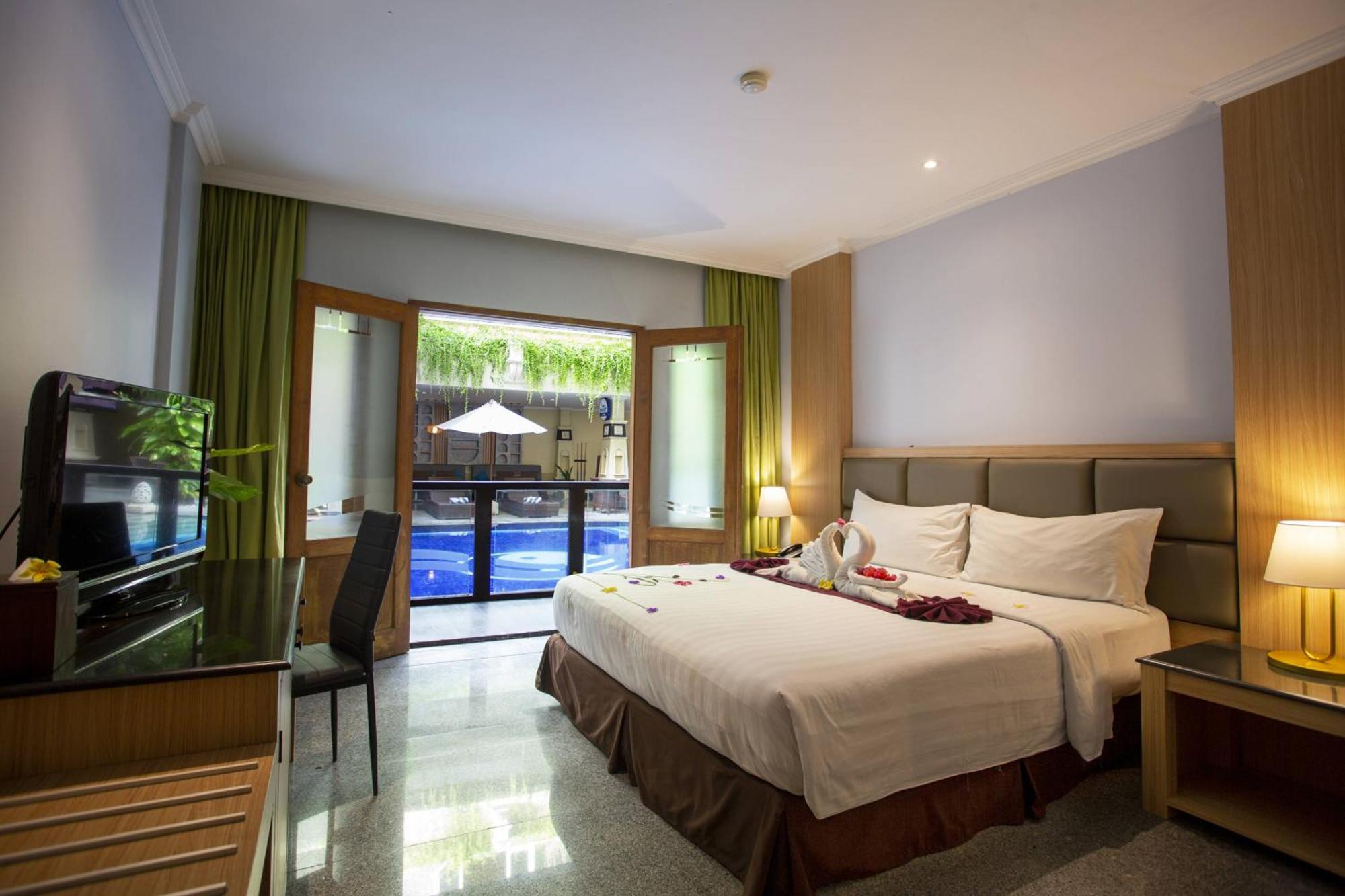Famous Hotel Kuta Formerly Permata Kuta Hotel Exterior photo