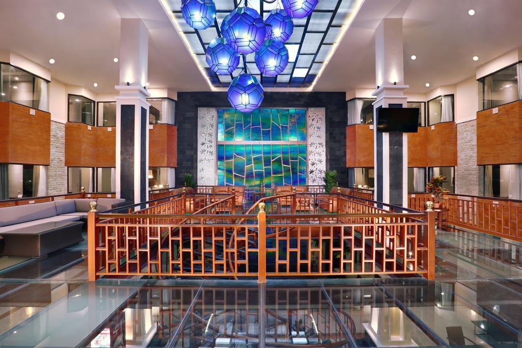 Famous Hotel Kuta Formerly Permata Kuta Hotel Exterior photo