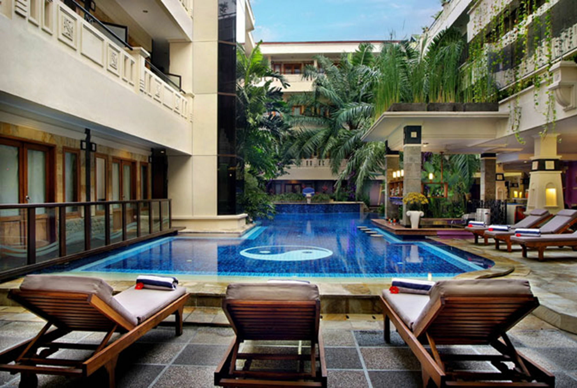 Famous Hotel Kuta Formerly Permata Kuta Hotel Exterior photo