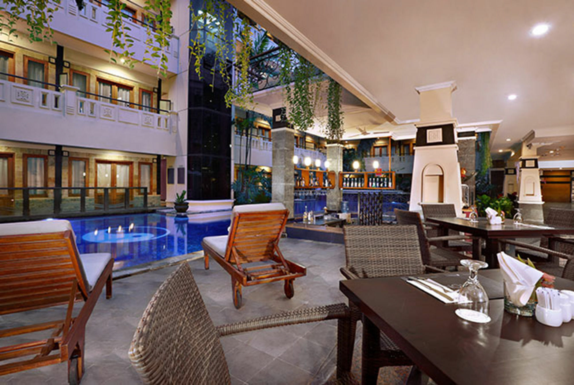Famous Hotel Kuta Formerly Permata Kuta Hotel Exterior photo