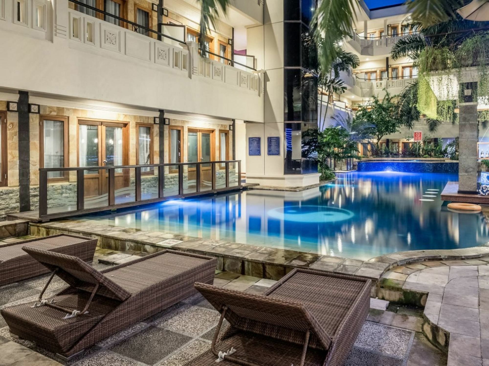Famous Hotel Kuta Formerly Permata Kuta Hotel Exterior photo