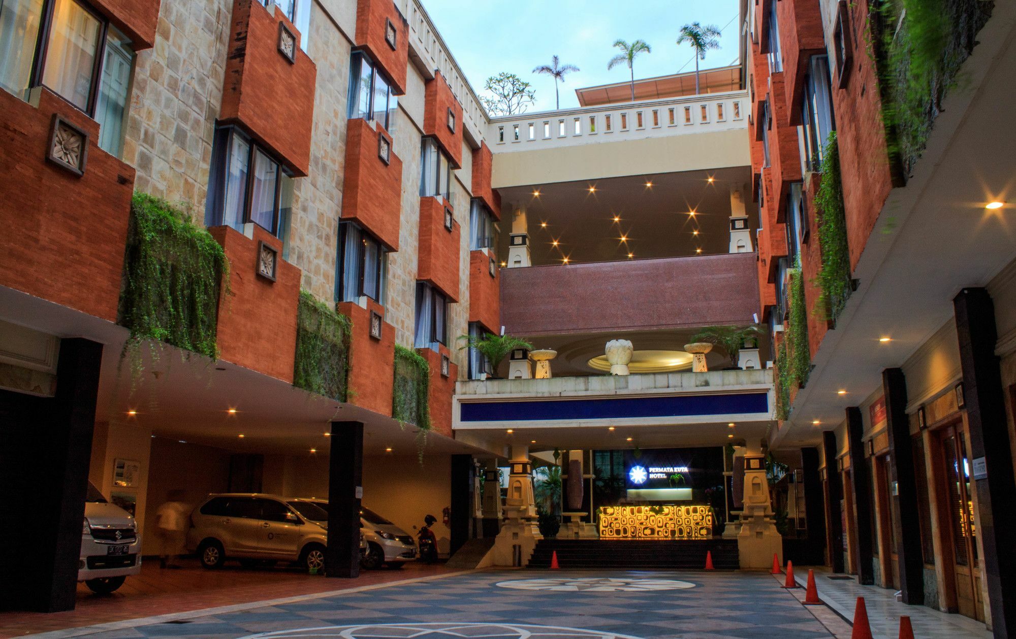 Famous Hotel Kuta Formerly Permata Kuta Hotel Exterior photo