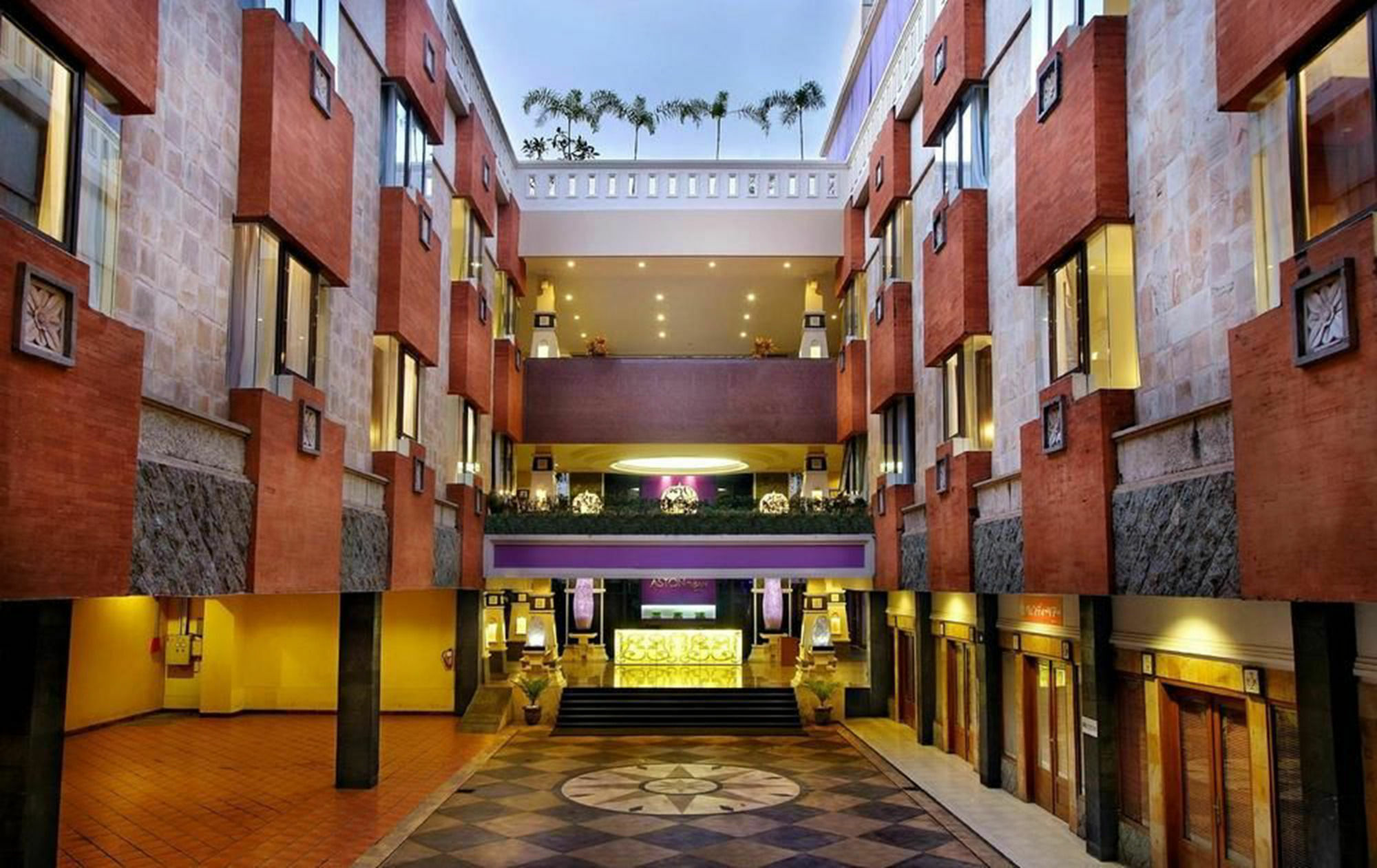 Famous Hotel Kuta Formerly Permata Kuta Hotel Exterior photo